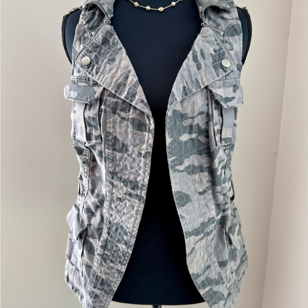 G.I.L.I. Gray Camo Utility Vest